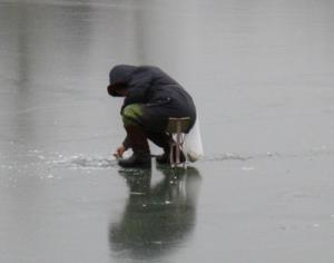 Первые заморозки привлекли самых смелых любителей зимней рыбалки